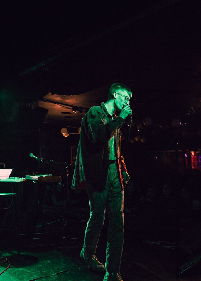 ユニークな髪型がトレードマーク Gus Dapperton ガス ダパートン の魅力を徹底解説 Block Fm