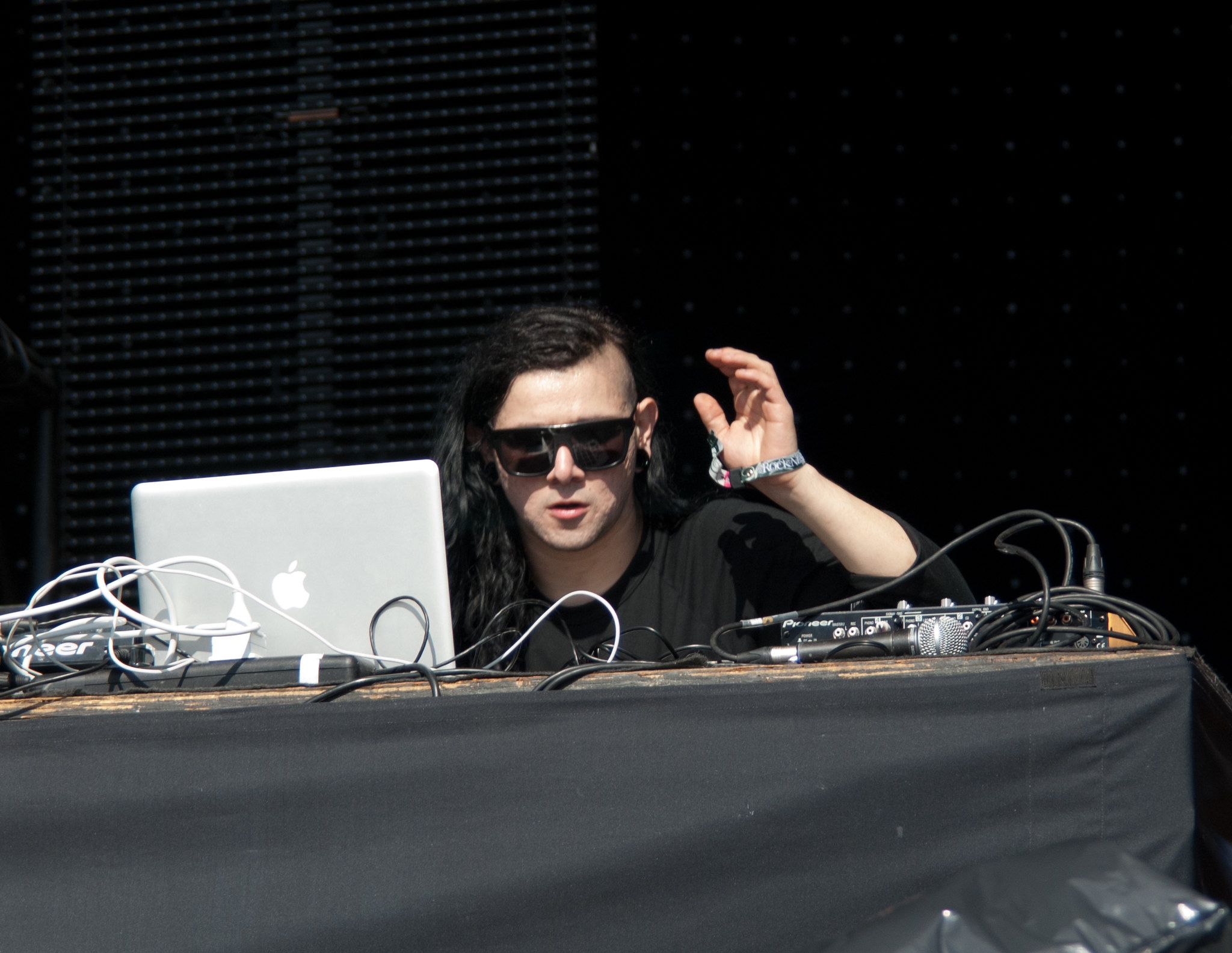 SkrillexがFour Tetとコラボ! 異色の組み合わせによる新曲「Butterflies」をリリース! block.fm